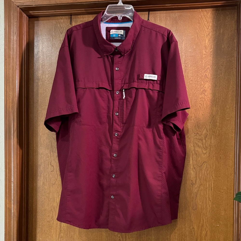 Magellan men’s Burgundy Short Sleeve Button Up Shirt